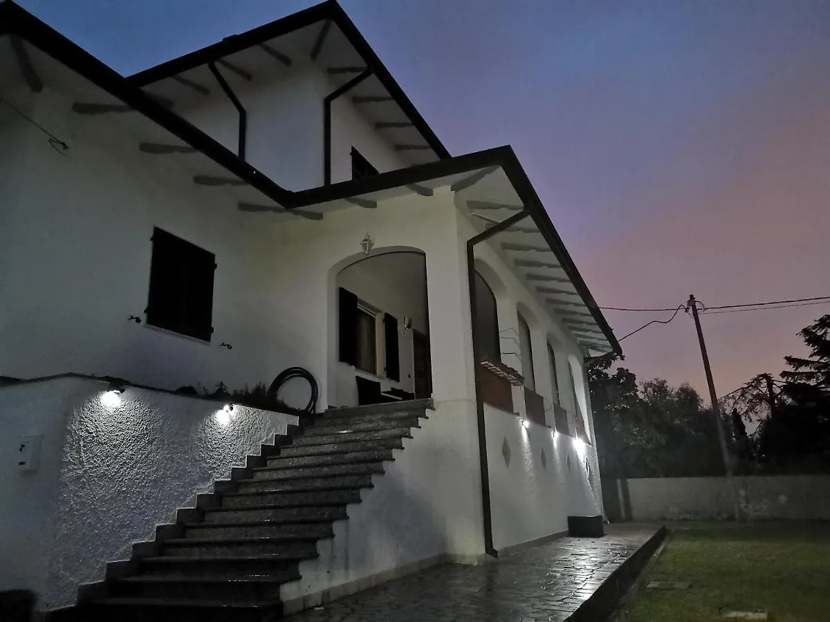 Villa Flora Affittacamere Luni Guest house