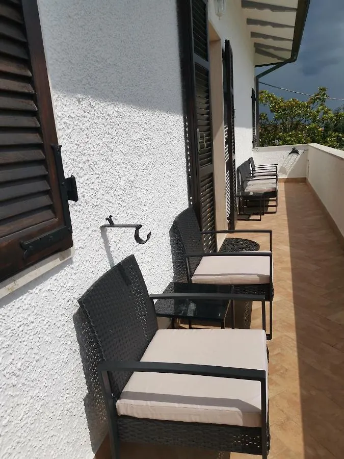 Villa Flora Affittacamere Luni Guest house